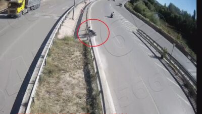 Amasya’da kontrolden çıkarak yol kenarındaki bariyerlere çarpan motosikletin yabancı uyruklu