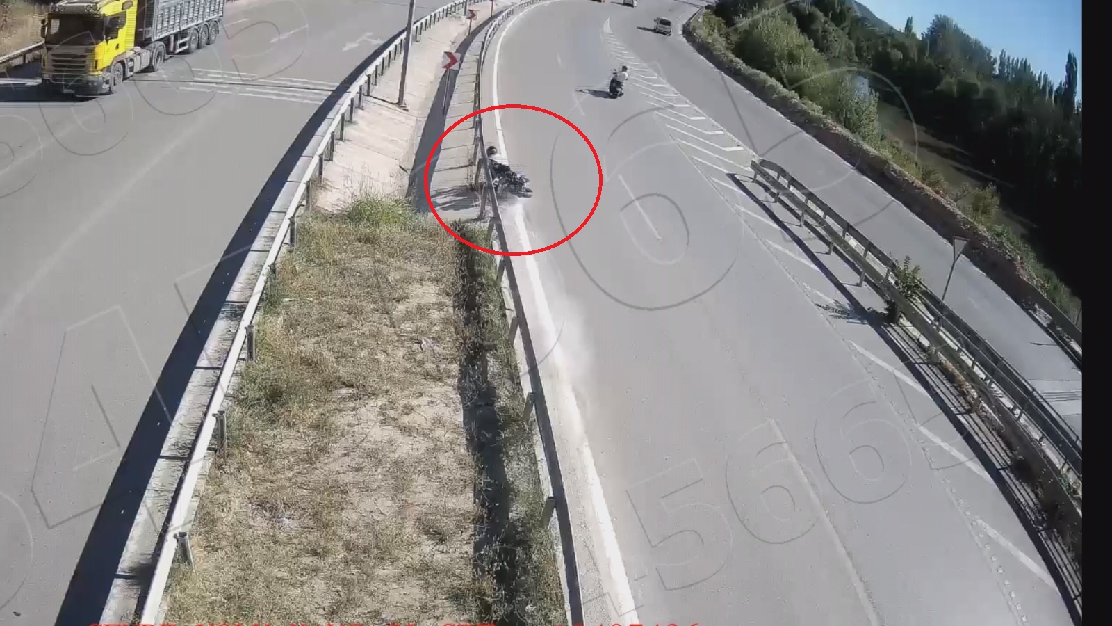 Amasya’da kontrolden çıkarak yol kenarındaki bariyerlere çarpan motosikletin yabancı uyruklu