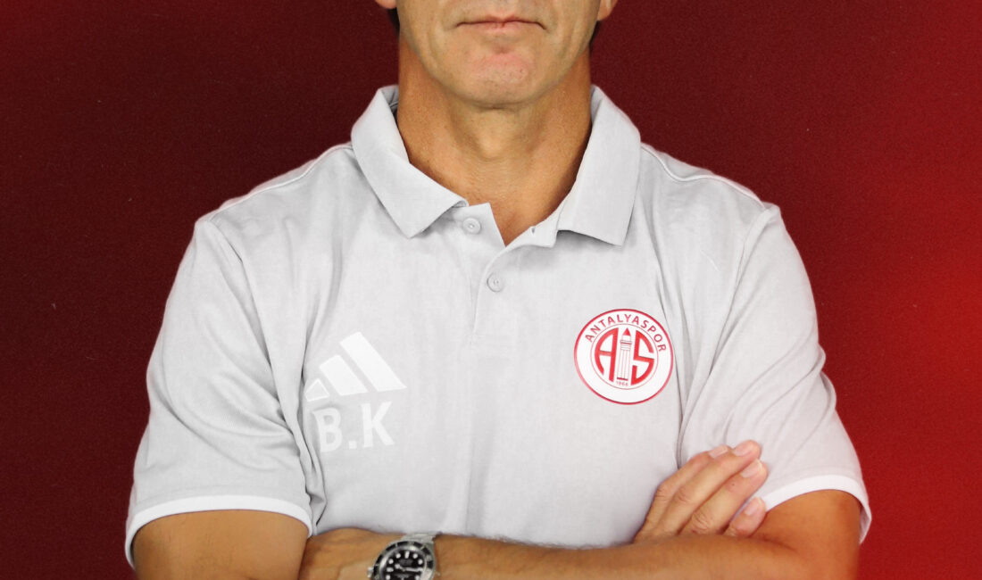 1’inci Lig temsilcilerinden Hesap.com Antalyaspor, teknik direktör Bülent Korkmaz ile