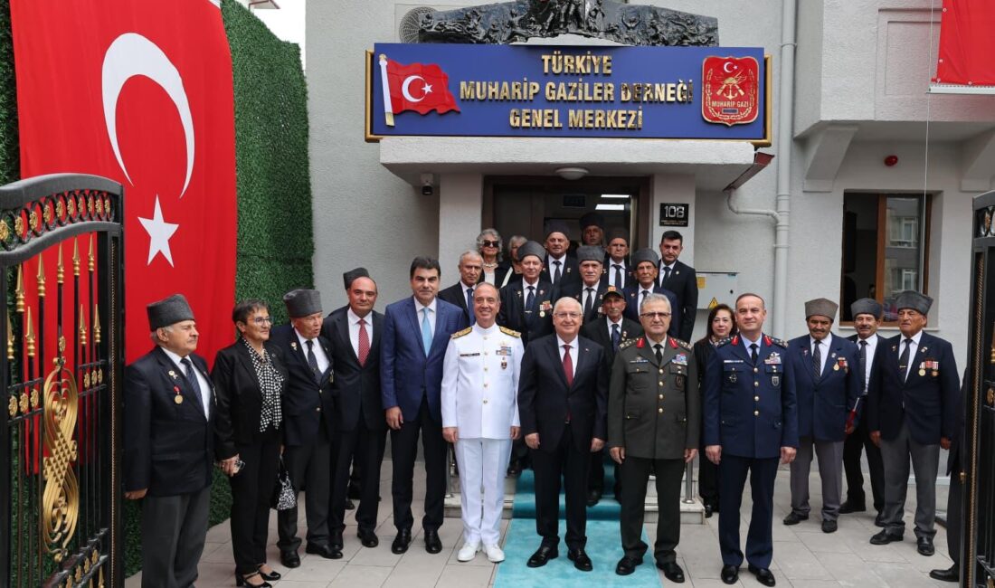 ANKARA / TEKHA Milli Savunma Bakanı Yaşar Güler, beraberindeki Türk