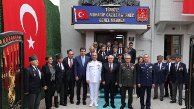 ANKARA / TEKHA Milli Savunma Bakanı Yaşar Güler, beraberindeki Türk