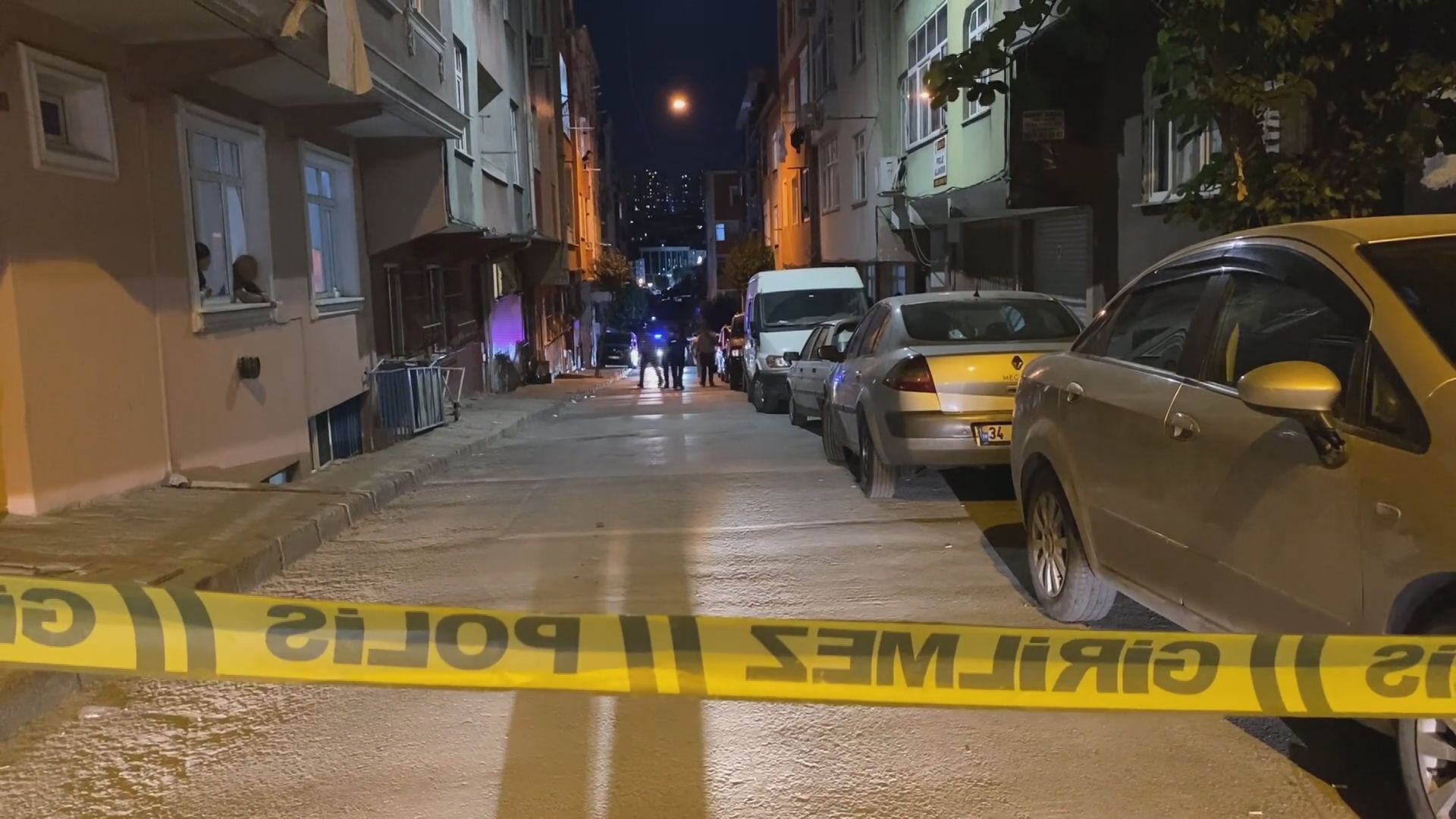 İstanbul’un Esenler ilçesinde bir konutta çıkan tartışma silahlı saldırıya dönüştü.