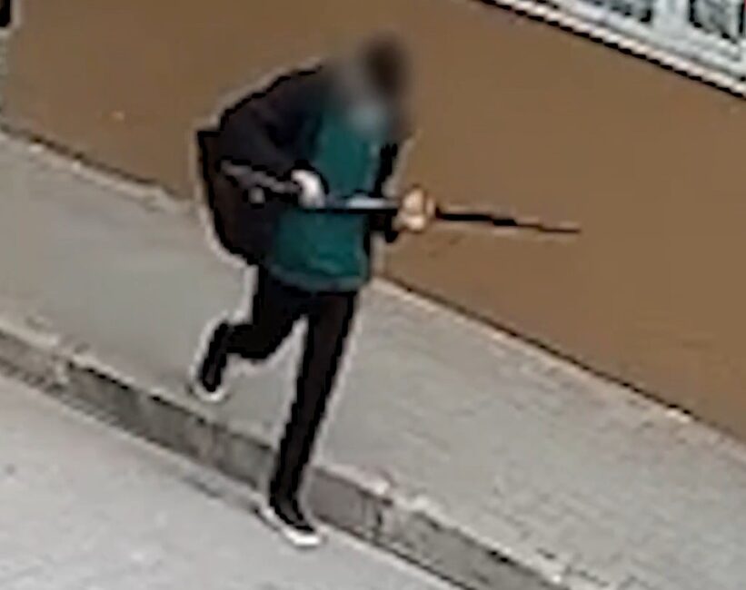Manisa’nın Turgutlu ilçesinde öğrencilerin okula gittiği sokakta düzenlenen silahlı saldırıda