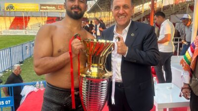 Ana Sayfa › Spor › Vali Usta’dan Başpehlivan Enes Doğan’a