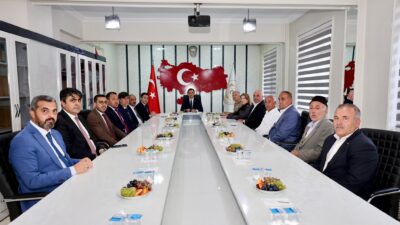 Ağrı Valisi Önder Bozkurt idaresinde, vali yardımcısı, ilçe kaymakamları ile