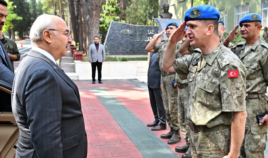 Denizli Valisi Yavuz Selim Köşger, 11. Komando Tugay Komutanlığına giderek