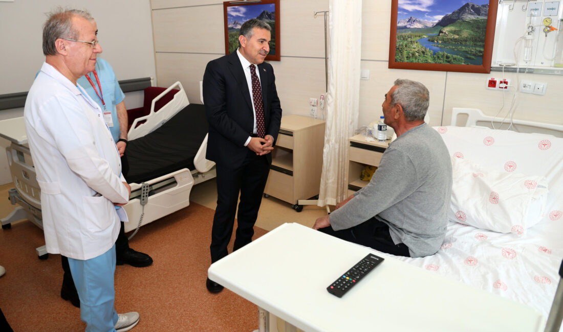 Gümüşhane Valisi Cevdet Atay, Gümüşhane Devlet Hastanesine giderek servislerde tedavi