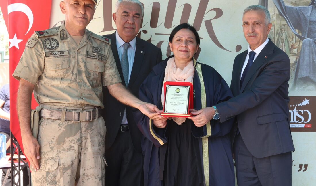 Kahramanmaraş Demokrasi Meydanı’nda düzenlenen 39. Ahilik Haftası programı, il protokolü