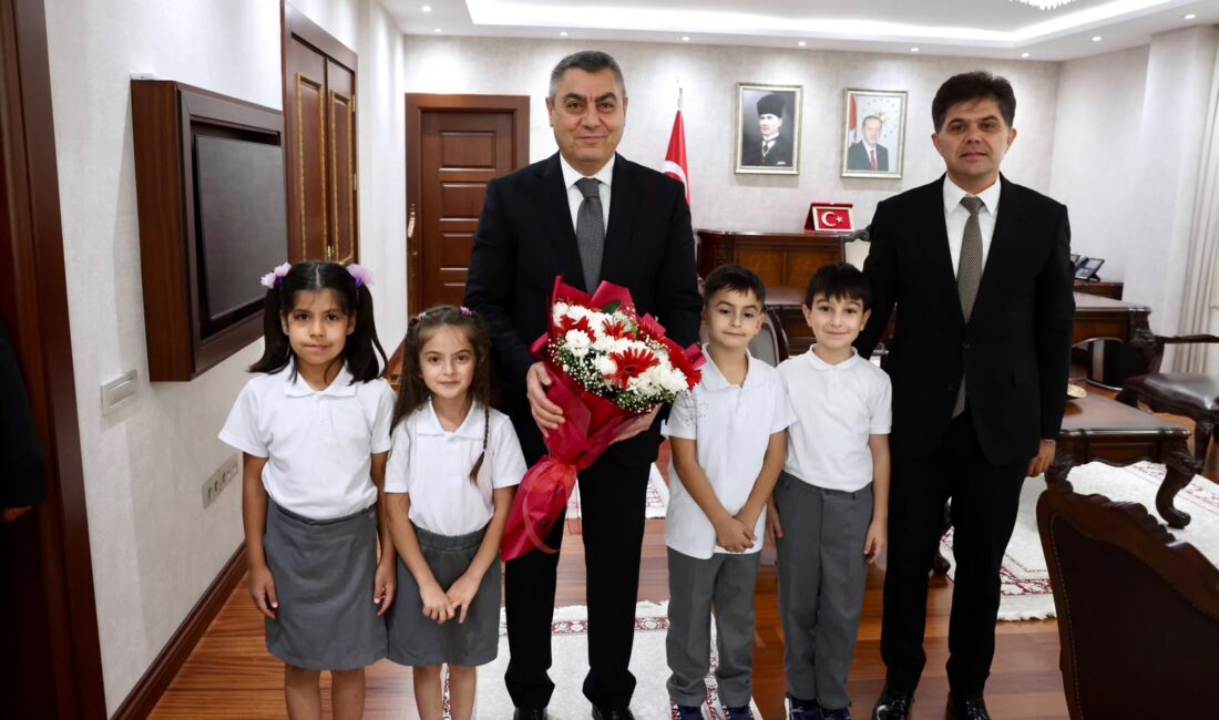 Mersin Valisi Atilla Toros, İlköğretim Haftası kutlamaları çerçevesinde eğitim camiasını