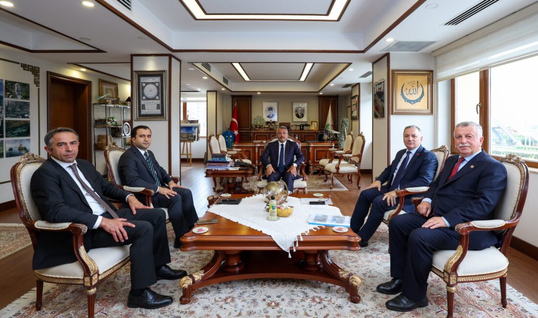 Kalkandere ilçe protokolü, Rize Valisi İhsan Selim Baydaş’a makamında ziyarette