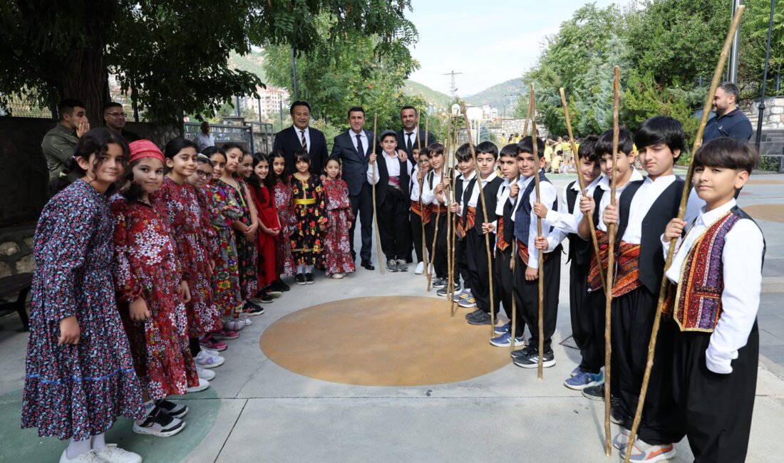 Tunceli Valisi Şefik Aygöl, Latif Büyükdağ İlkokulunu ziyaret ederek öğretmen