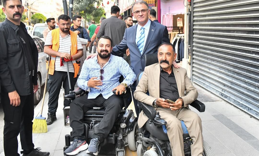   Van Valisi Ozan Balcı, çarşıda esnafı ziyaret ederek hayırlı