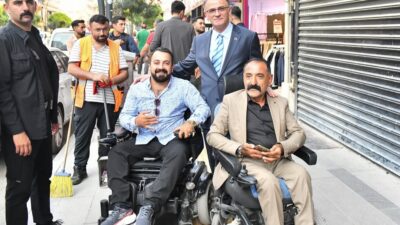   Van Valisi Ozan Balcı, çarşıda esnafı ziyaret ederek hayırlı