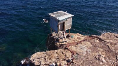 İzmir’in Karaburun ilçesinde, balıkların göç rotaları üzerinde kurulan geleneksel “çökertme