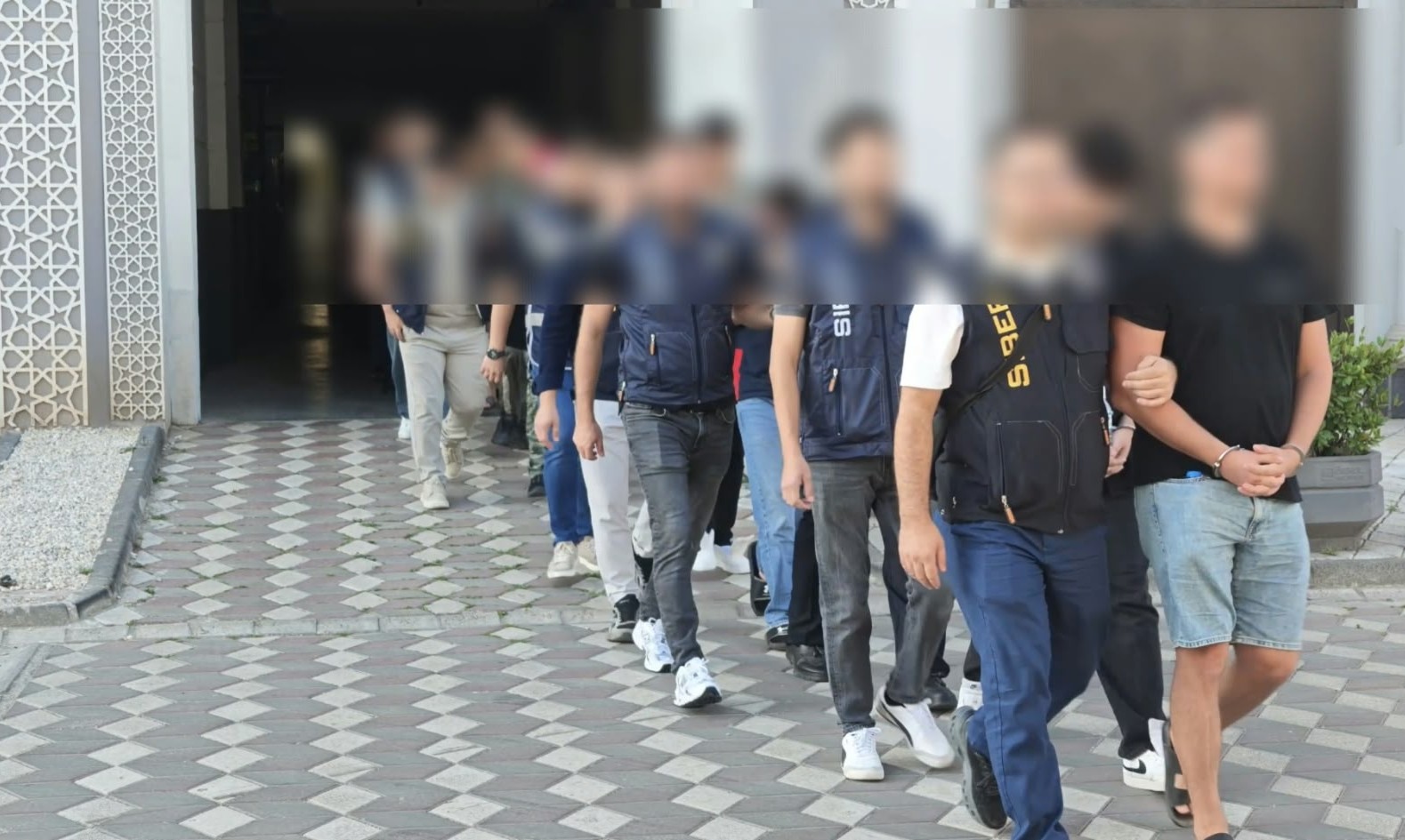 Kocaeli merkezli 8 ilde, kendilerini borsa ve yatırım şirketi yöneticisi