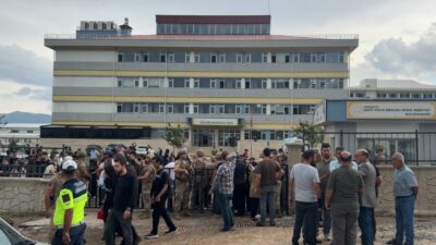 Merkeze bağlı Çardak köyünde yer alan Farabi Anadolu Lisesi bahçesinde