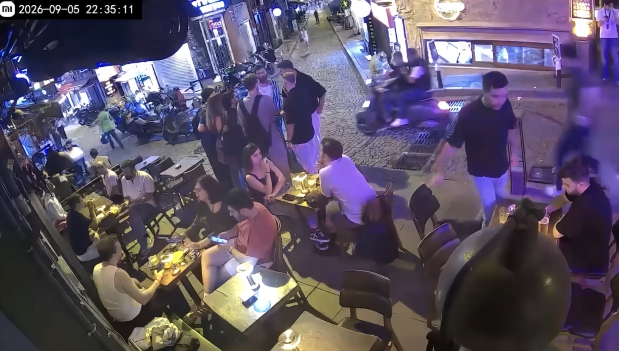Ortaköy Mahallesi’nde yürüdüğü sırada tabancayla havaya ateş açarak paniğe yol