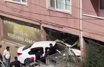 Kocaeli’nin Derince ilçesinde virajı alamayan bir otomobil, yol kenarındaki binanın