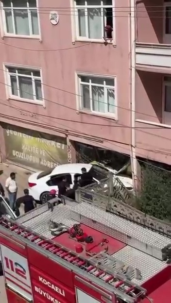 Kocaeli’nin Derince ilçesinde virajı alamayan bir otomobil, yol kenarındaki binanın