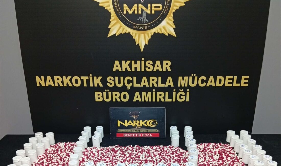 Manisa’nın Akhisar ilçesinde güvenlik güçlerinin şüphe üzerine durdurduğu bir otomobilde
