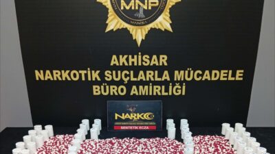 Manisa’nın Akhisar ilçesinde güvenlik güçlerinin şüphe üzerine durdurduğu bir otomobilde