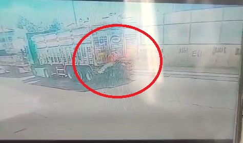 Diyarbakır’ın Bağlar ilçesinde yol kenarında duran tıra arkadan çarpan motosikletli