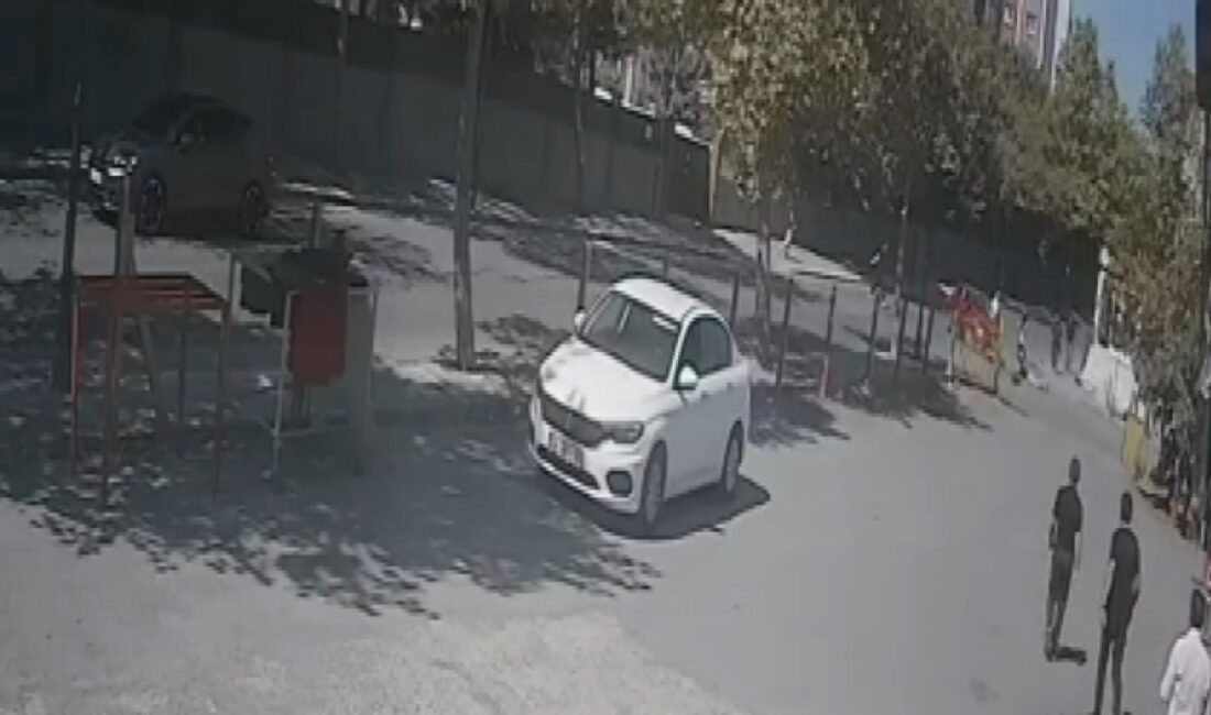 İstanbul’un Silivri ilçesinde caddeden sokağa dönüş yaptığı sırada otomobilin çarptığı