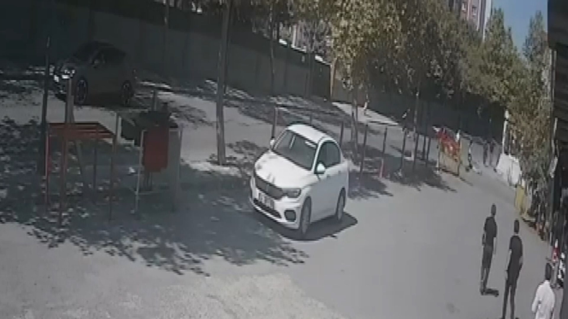 İstanbul’un Silivri ilçesinde caddeden sokağa dönüş yaptığı sırada otomobilin çarptığı