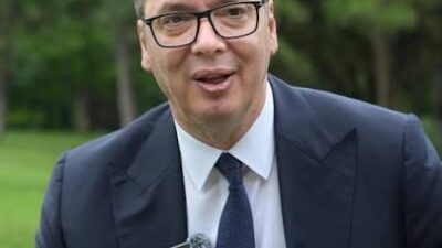 Sırbistan Cumhurbaşkanı Aleksandar Vucic, cumhurbaşkanlığı binasında halka hitap ederek görevinden