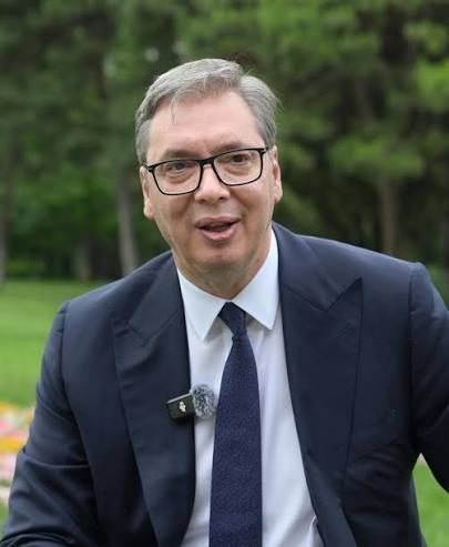 Sırbistan Cumhurbaşkanı Aleksandar Vucic, cumhurbaşkanlığı binasında halka hitap ederek görevinden
