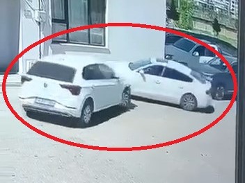 Diyarbakır’ın Kayapınar ilçesinde sürücüsünün direksiyon hakimiyetini kaybettiği otomobil, yerleşim alanı