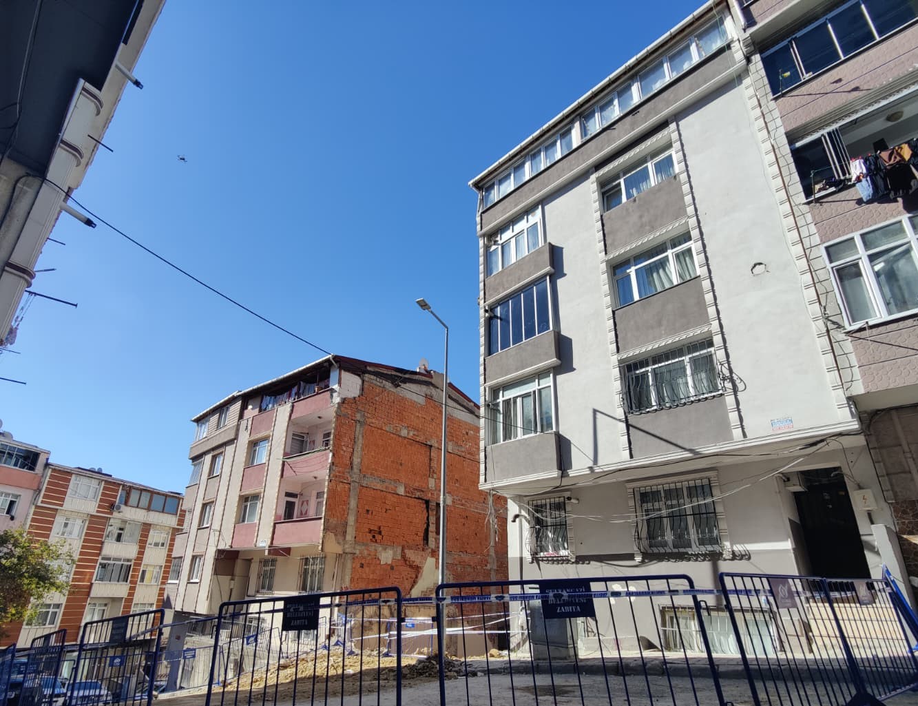 Sultangazi’de kentsel dönüşüm projesi çerçevesinde yürütülen inşaatın temel kazısı esnasında,
