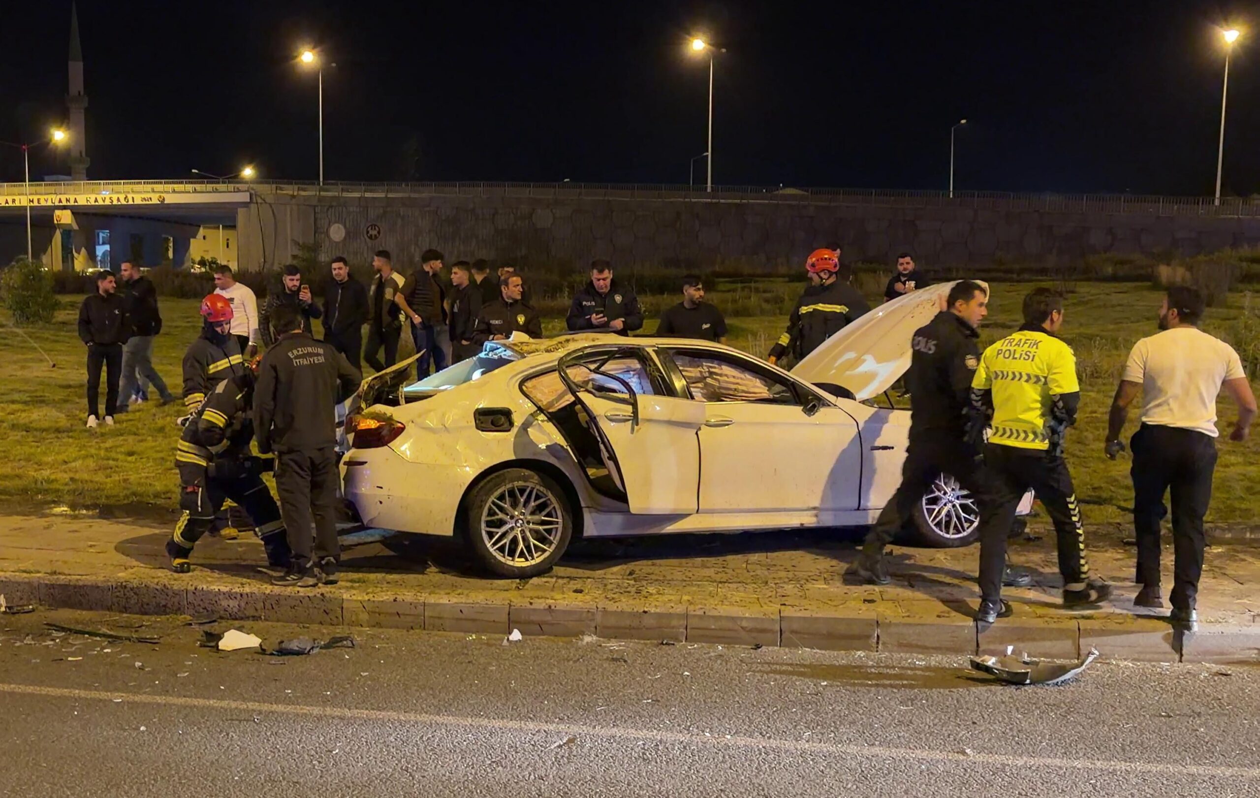 Erzurum’un Palandöken ilçesinde kontrolden çıkarak takla atan otomobildeki 4 kişi