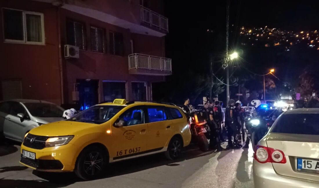 Bursa’nın Osmangazi ilçesinde seyir halindeki bir taksinin içerisinden tabancayla havaya