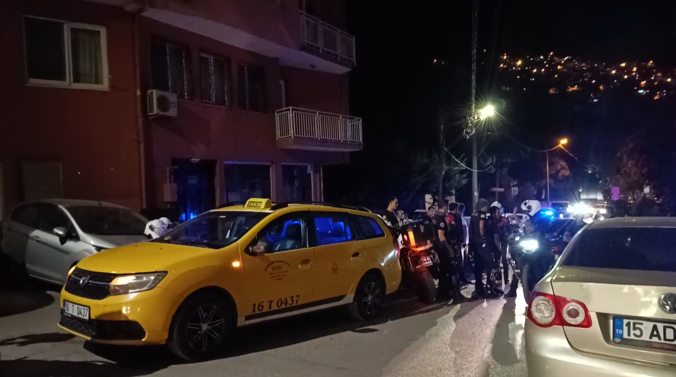 Bursa’nın Osmangazi ilçesinde seyir halindeki bir taksinin içerisinden tabancayla havaya