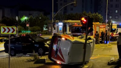 Üsküdar’da kamyonet ile hafif ticari aracın çarpışması neticesinde meydana gelen