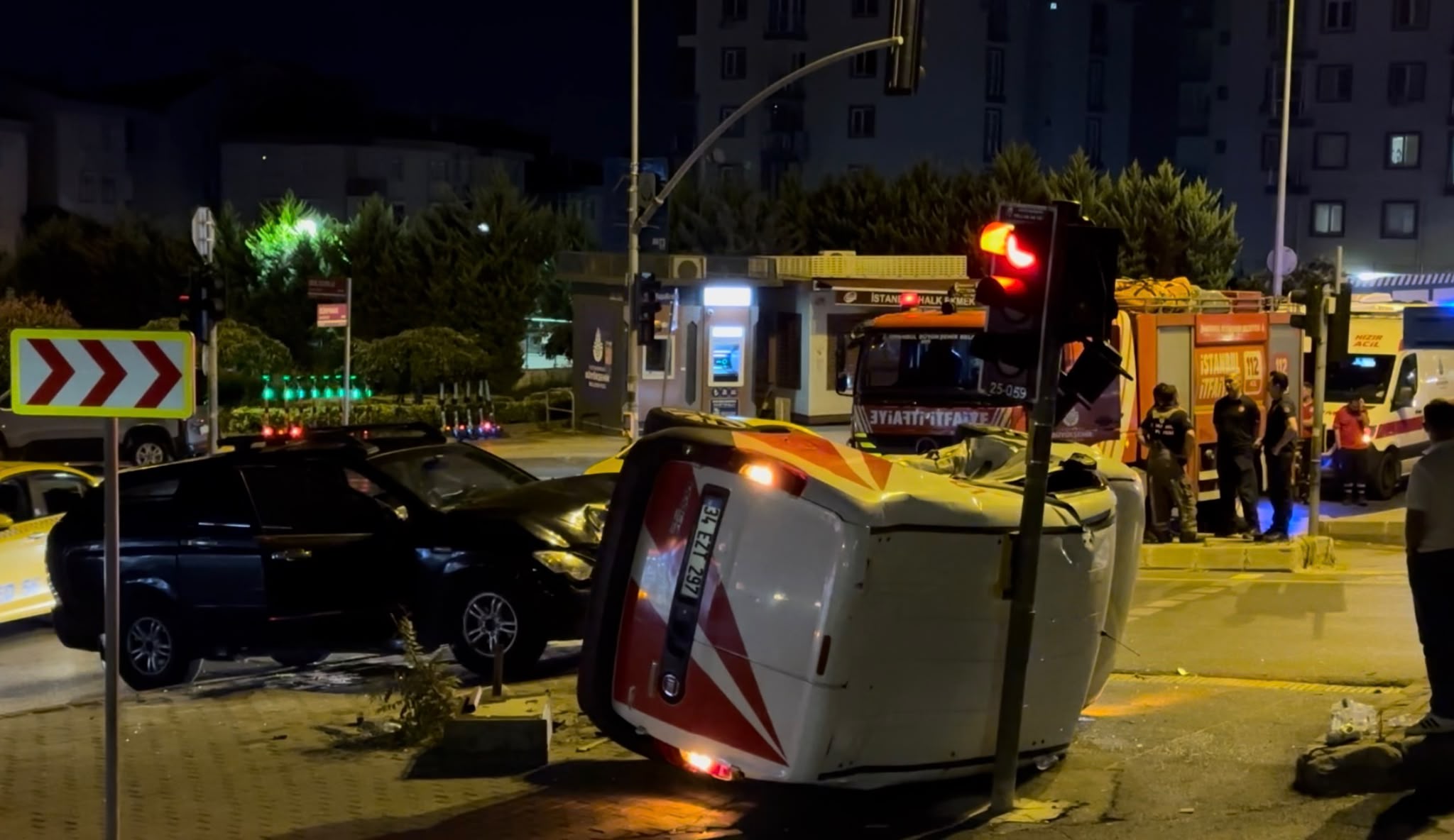 Üsküdar’da kamyonet ile hafif ticari aracın çarpışması neticesinde meydana gelen