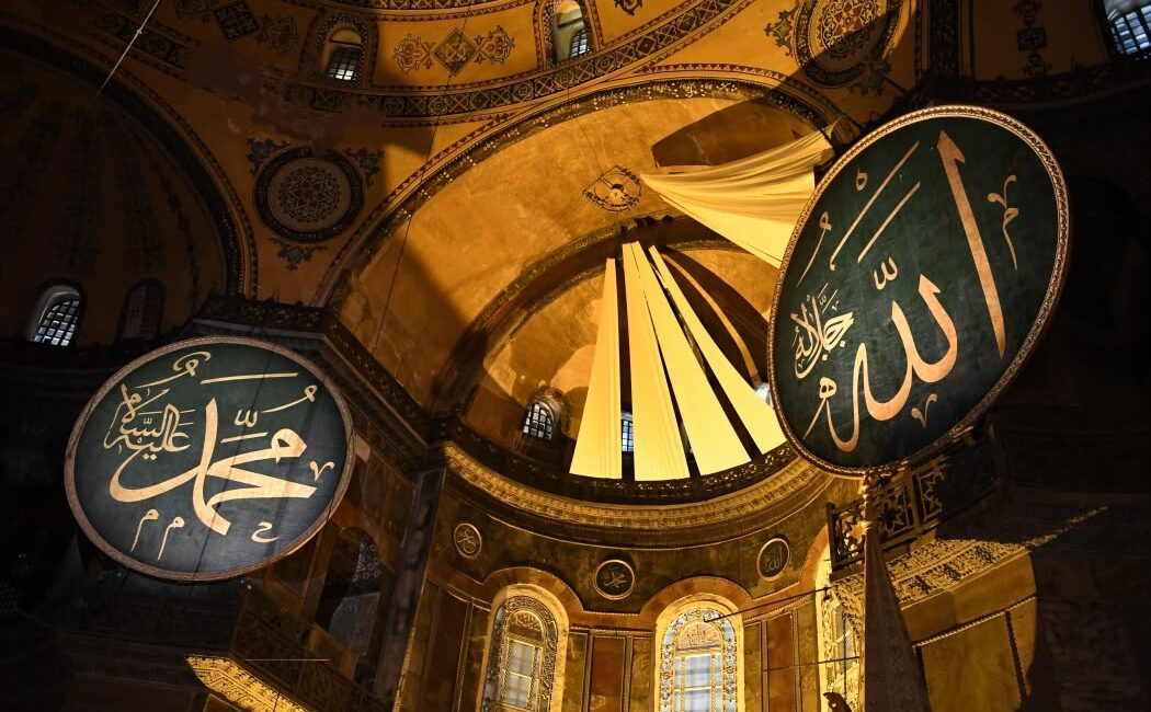 İtalya’da düzenlenen bir ödül töreninde oyuncu Neslihan Atagül’ün sahnede bulunduğu