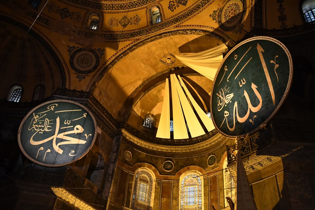 İtalya’da düzenlenen bir ödül töreninde oyuncu Neslihan Atagül’ün sahnede bulunduğu