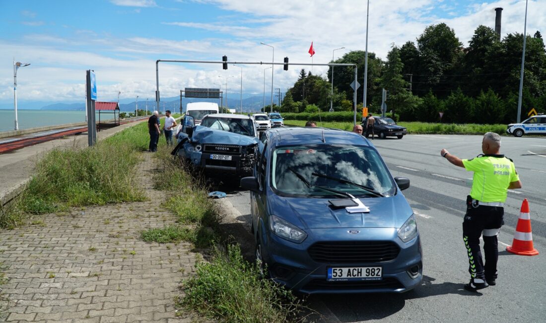 Karadeniz Sahil Yolu Pazar geçişinde saat 11.00 sıralarında zincirleme trafik
