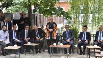 Siyasette kalıcı iz bırakmak, yalnızca önemli makamlarda bulunmakla mümkün değildir.