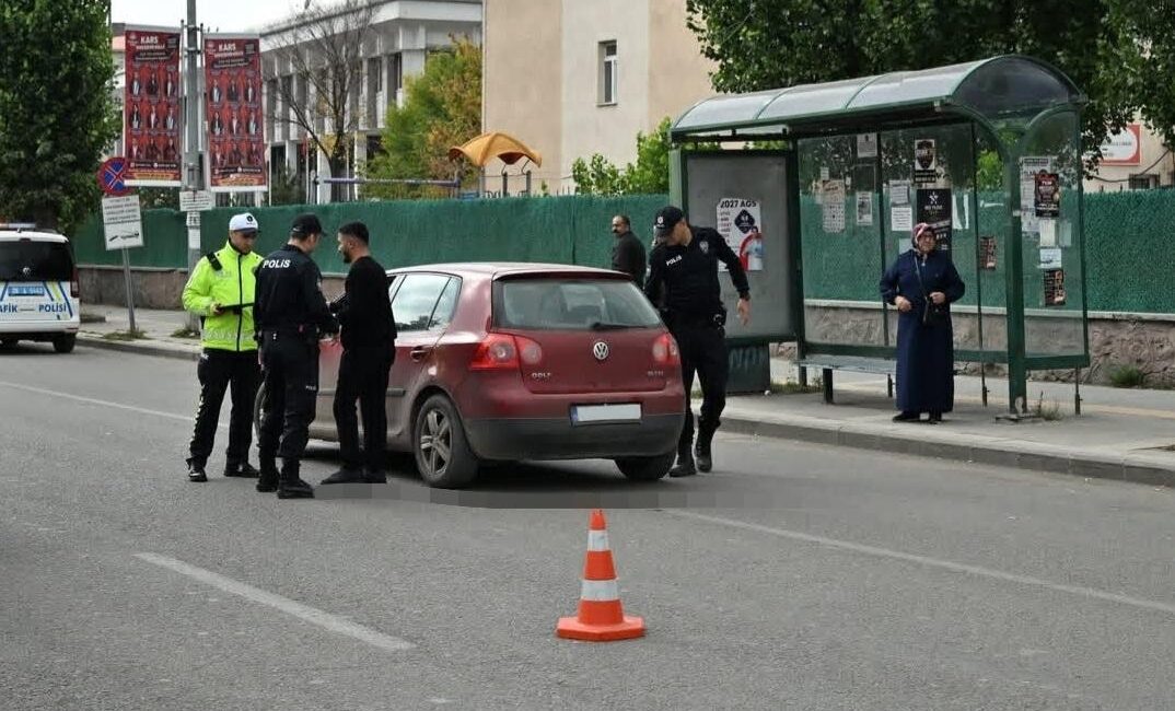 Kars’ta emniyet ekipleri, öğrencilerin güvenliğini sağlamak ve kamu düzenini korumak