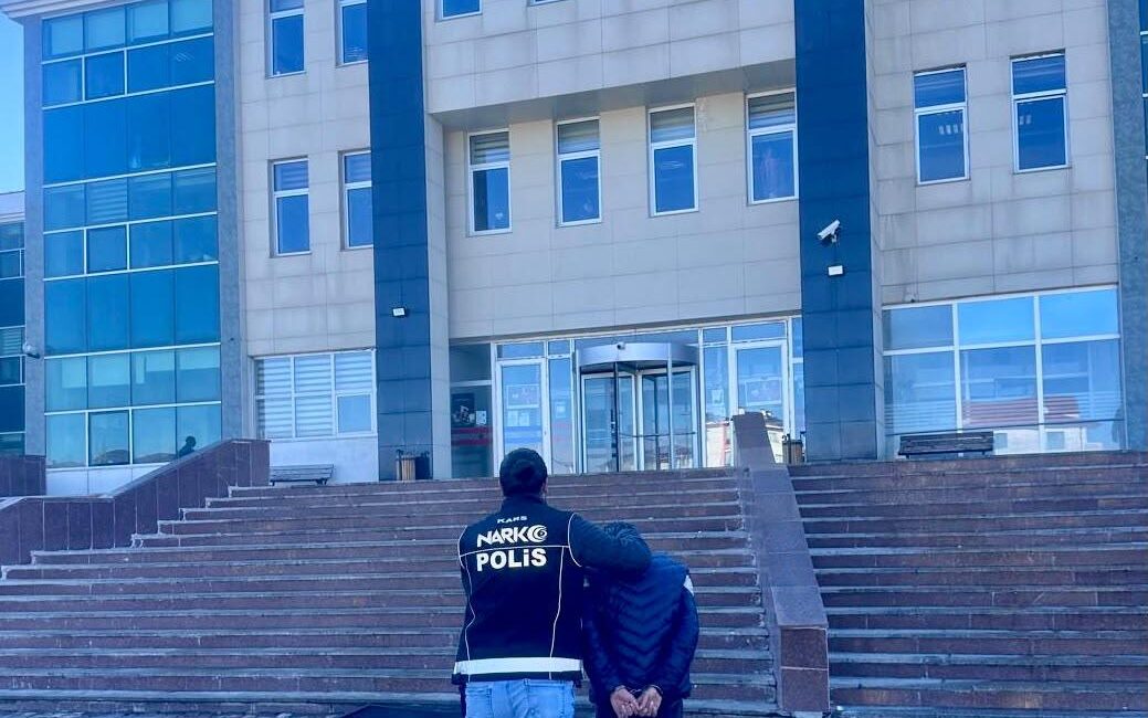 Kars’ta sokak satıcılarına yönelik düzenlenen uyuşturucu operasyonunda, metamfetamin kalıntıları bulunan