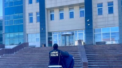 Kars’ta sokak satıcılarına yönelik düzenlenen uyuşturucu operasyonunda, metamfetamin kalıntıları bulunan