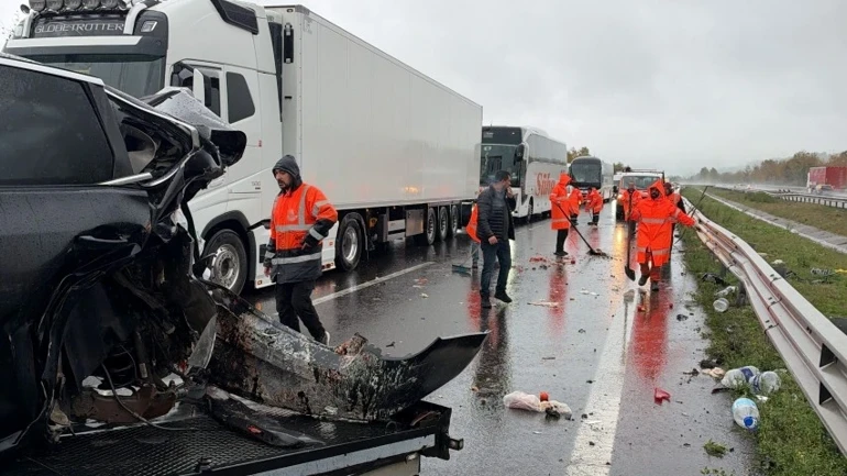Anadolu Otoyolu’nun Düzce geçişinde iki otomobilin karıştığı trafik kazasında, Üsküdar
