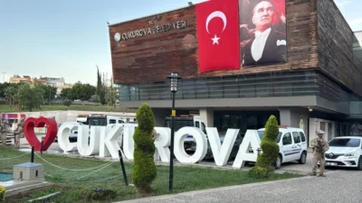 Adana merkezli yürütülen yolsuzluk soruşturması kapsamında Çukurova Belediyesi’ne geniş çaplı