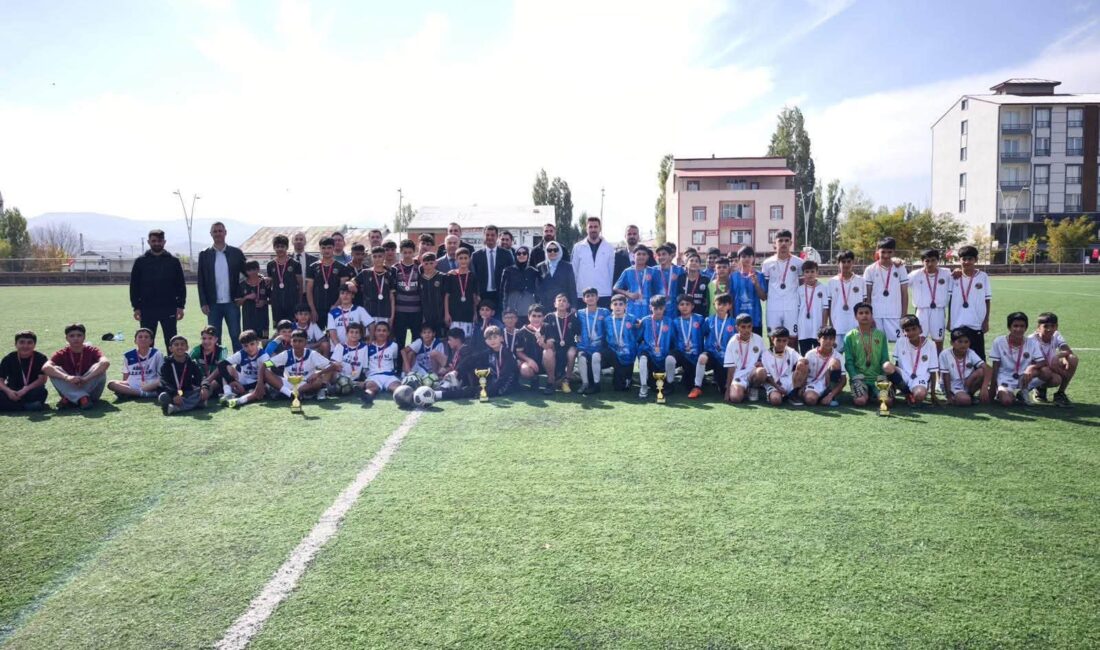 Ağrı’nın Taşlıçay ilçesi  Stadı’nda düzenlenen Yıldız Erkekler Futbol Turnuvası Cumhuriyet