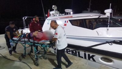 Antalya’nın Kaş ilçesi açıklarında seyreden bir ticari gemide yaralanan mürettebat,