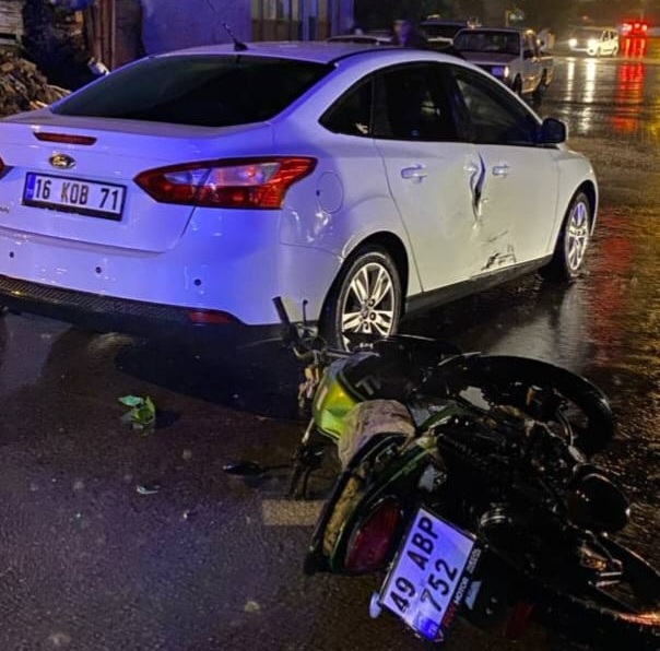 BURSA / TEKHA Bursa’nın İnegöl ilçesinde otomobille çarpıştıktan sonra devrilen