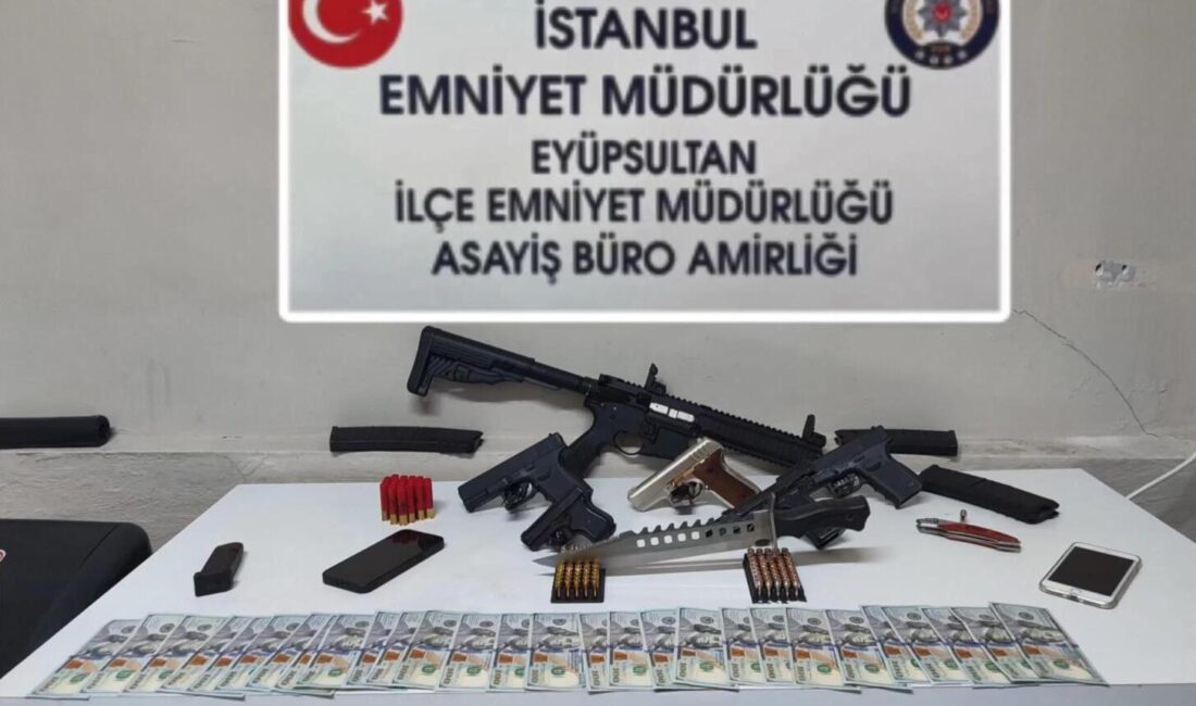 İstanbul’un Eyüpsultan ilçesinde gerçekleştirilen operasyonda, silah kaçakçılığı yaptığı belirlenen iki